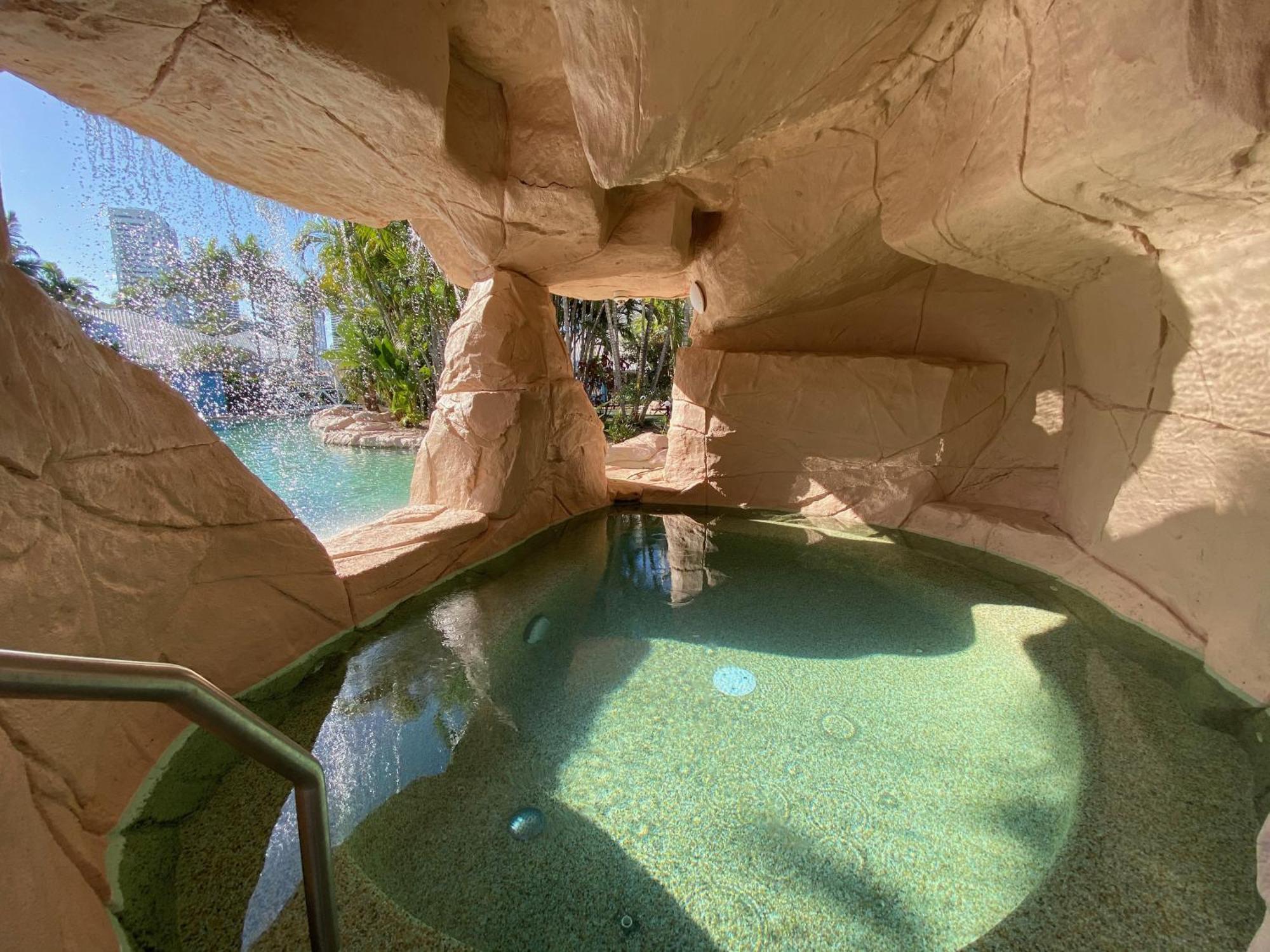 Poolside Villa, Direct Access #45 * Gold Coast